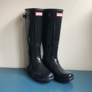 Hunter tall gloss rain boots 7, with boot socks!